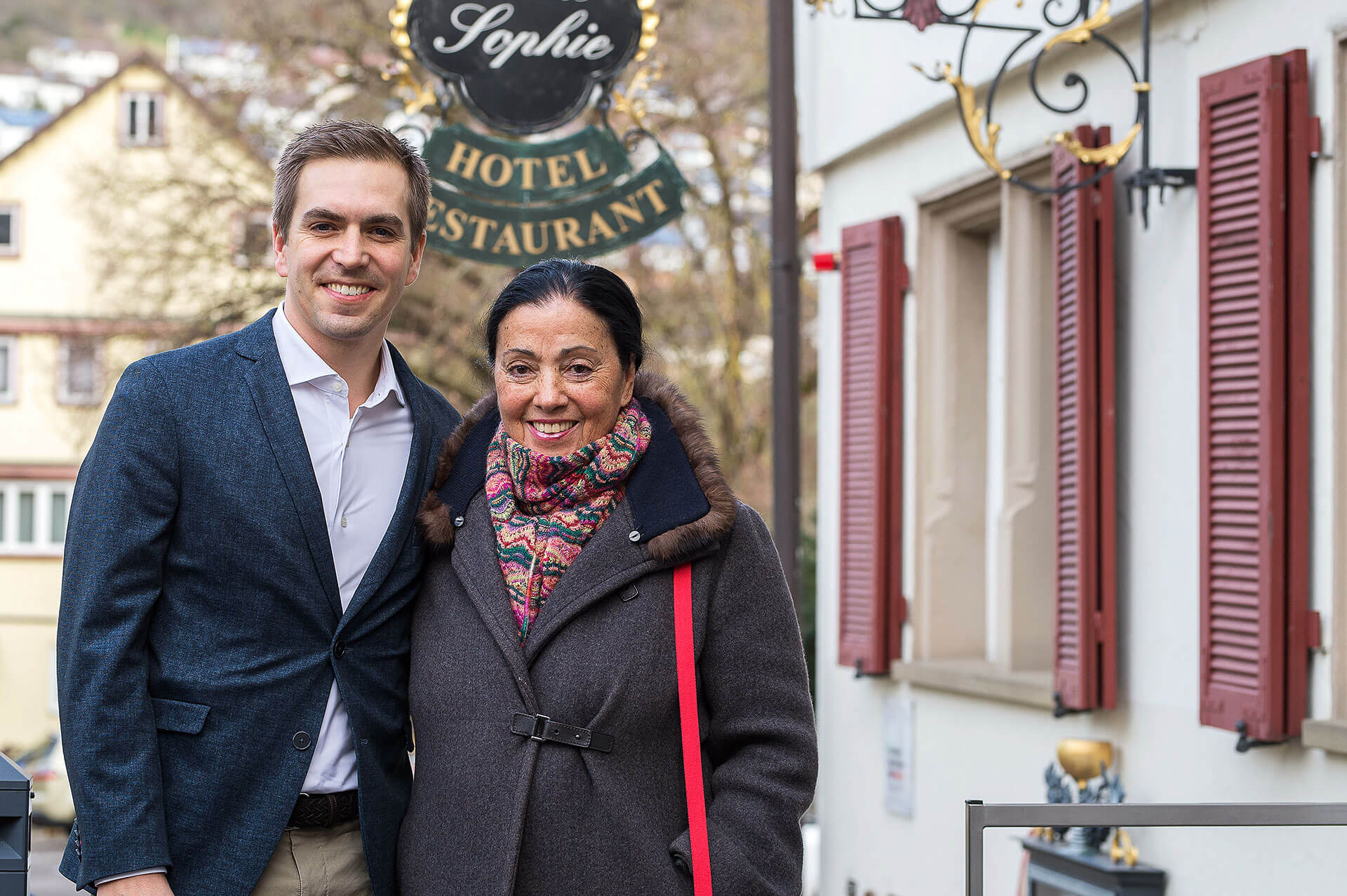 Zwei Wohltäter mit ähnlichen Interessen: Philipp Lahm und Carmen Würth. Der ehemalige Fußballprofi besuchte im Rahmen seiner Stiftungstätigkeiten am 14. und 15. Januar 2020 die Stiftung Würth und auch das Hotel-Restaurant Anne-Sophie. Philipp Lahm sprach über seinen persönlichen Werdegang und seine Ziele im Hinblick auf das Engagement in den Bereichen Bildung und Sport.