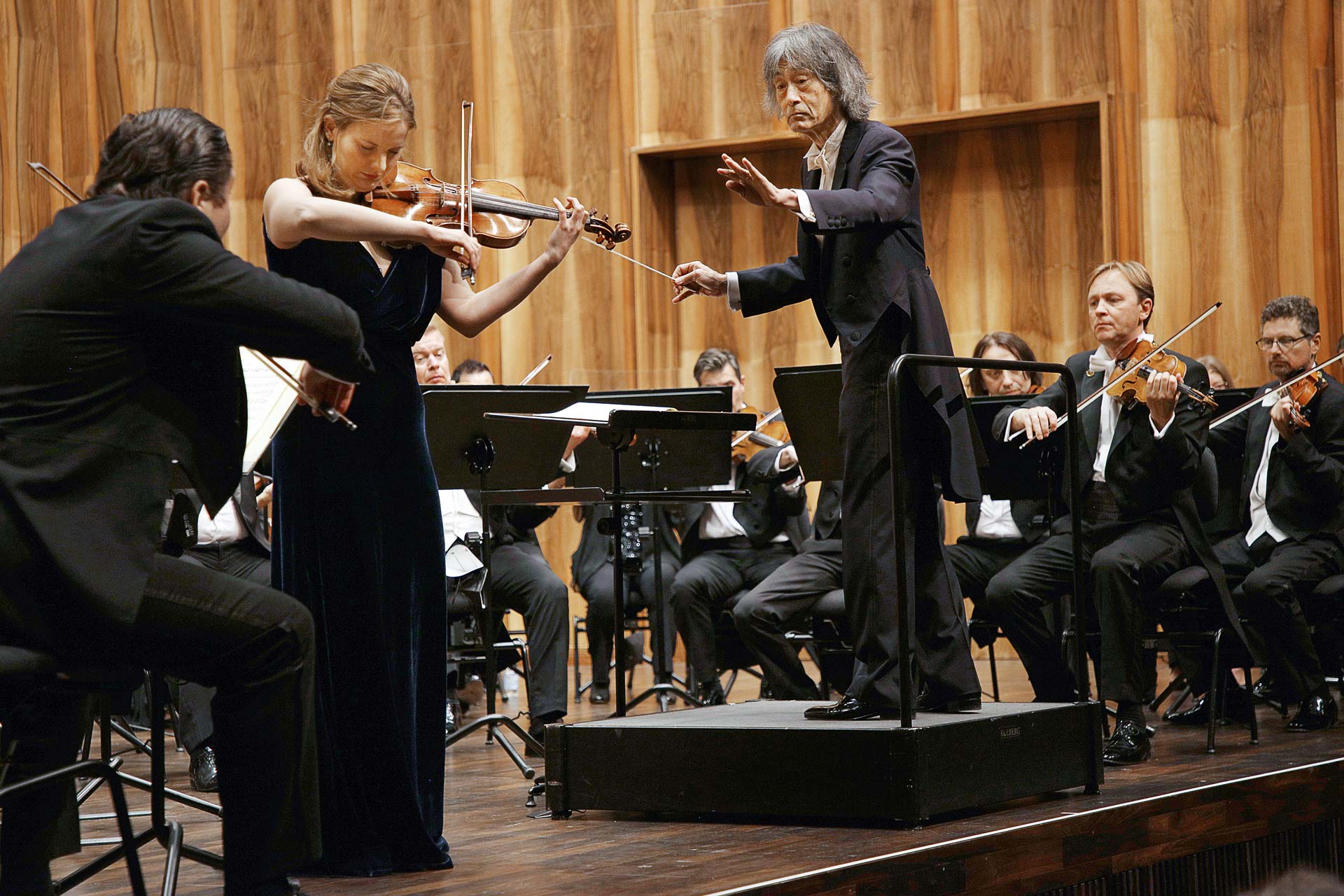 KLASSIK BEI WÜRTH Eindrucksvolles Zusammenspiel: Dirigent Kent Nagano, die Violinistin Veronika Eberle und die Würth Philharmoniker im Carmen Würth Forum