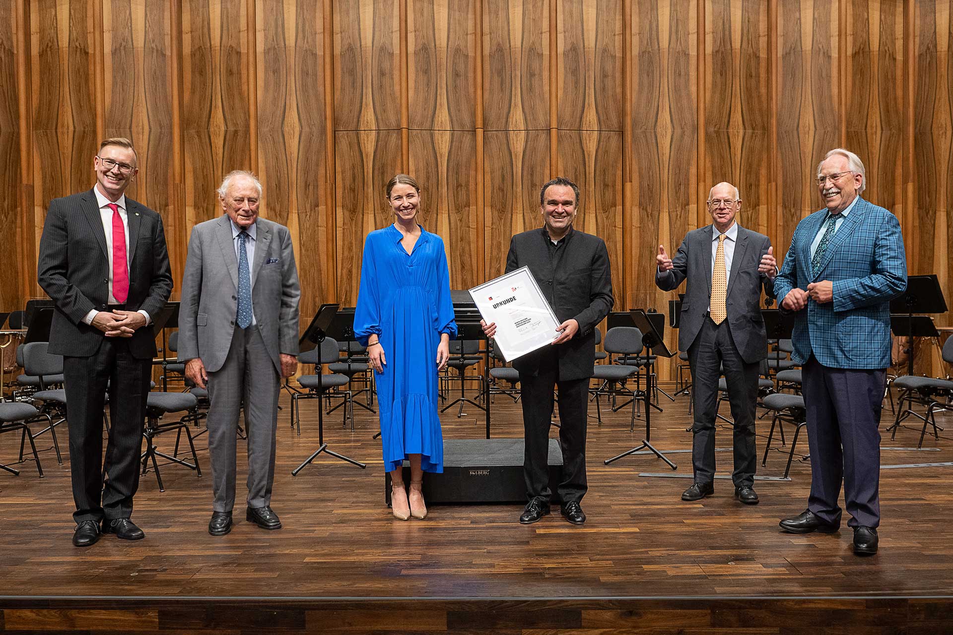 WÜRTH-PREIS DER JEUNESSES MUSICALES DEUTSCHLAND Voller Begeisterung: JMD-Präsident Johannes Freyer, Aufsichtsratsvorsitzender der Stiftung Würth Prof. Dr. h. c. mult. Reinhold Würth, Vorständin der Stiftung Würth Maria Würth, Preisträger Jörg Widmann, Laudator Prof. Dr. Norbert Lammert, Vorstandsvorsitzender der Stiftung Würth Harald Unkelbach.