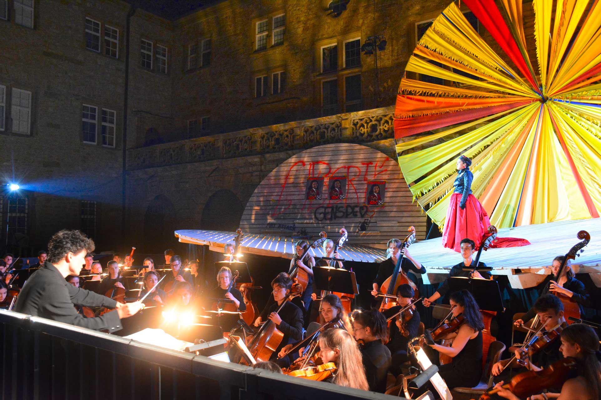 JUNGE OPER SCHLOSS WEIKERSHEIM Zum Finale der Internationalen Opernakademie der Jeunesses Musicales 2021 wurde der Schlosshof Weikersheim mit „Carmen“ zum Opernhaus. Mezzosopranistin Gabriela Goméz aus Chile übernahm die Hauptrolle.