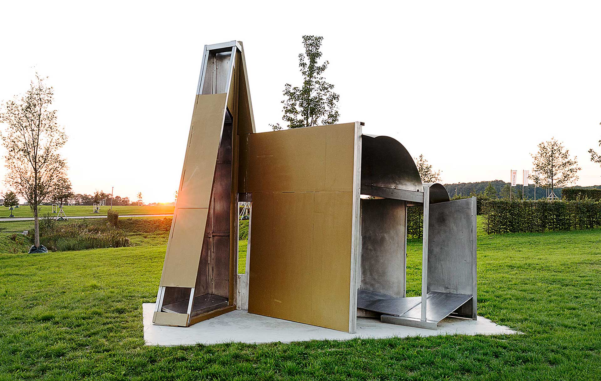 SKULPTURENGARTEN Die begehbare Edelstahl-Installation „Cathedral“ von Anthony Caro gehört zur Serie seiner Sculptitectures, die architektonische und plastische Formensprache vereinen. Sie ist eine von 55 Großplastiken internationaler Künstlerinnen und Künstler auf dem Areal zwischen Unternehmensverwaltung und Carmen Würth Forum.